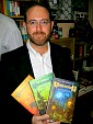 Luis G. Prado posando con los libros de la serie Viriconium