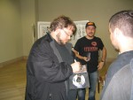 Guillermo del Toro firmando un DVD